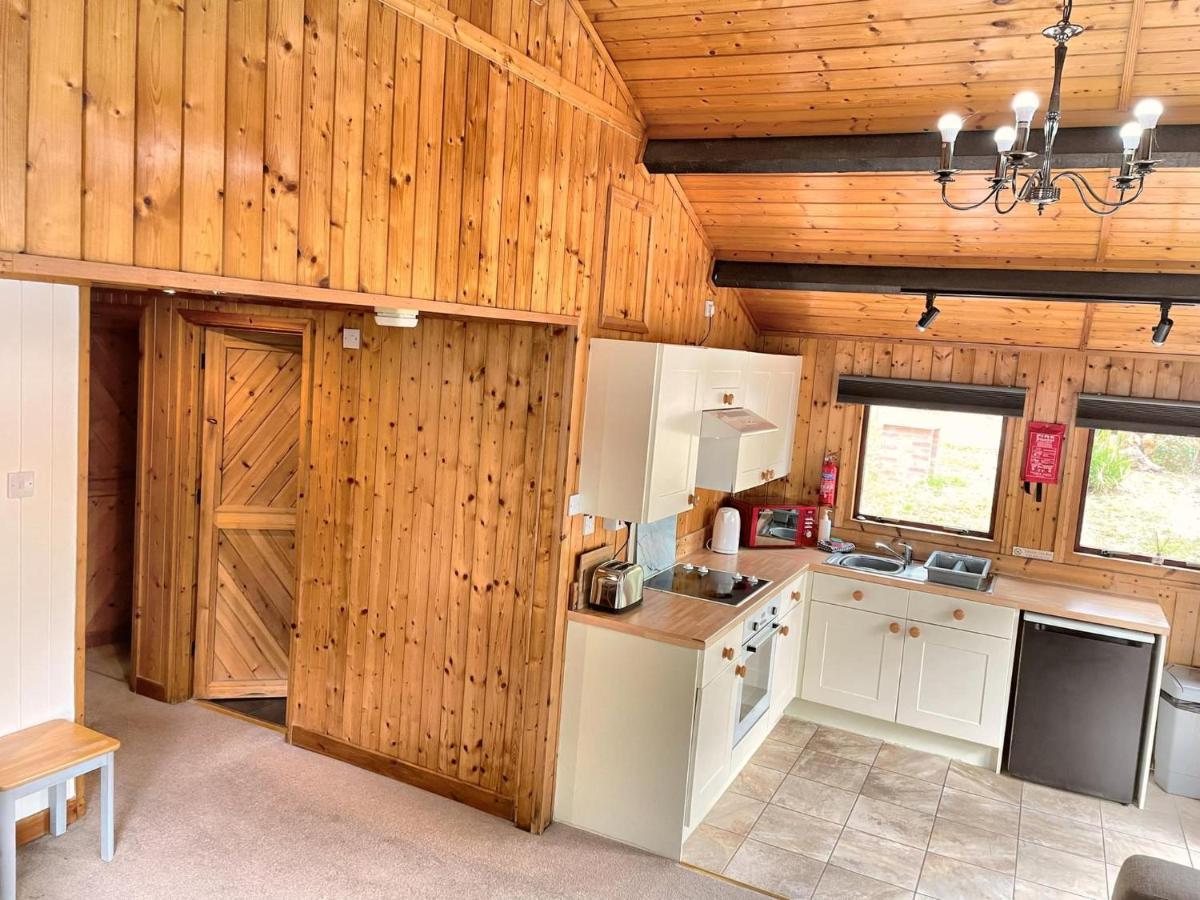 The Squirrel Lodge - Hot Tub - Pet Friendly - Pembrokeshire-Tenby 卡马森 外观 照片
