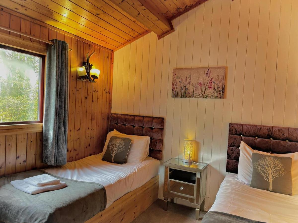 The Squirrel Lodge - Hot Tub - Pet Friendly - Pembrokeshire-Tenby 卡马森 外观 照片