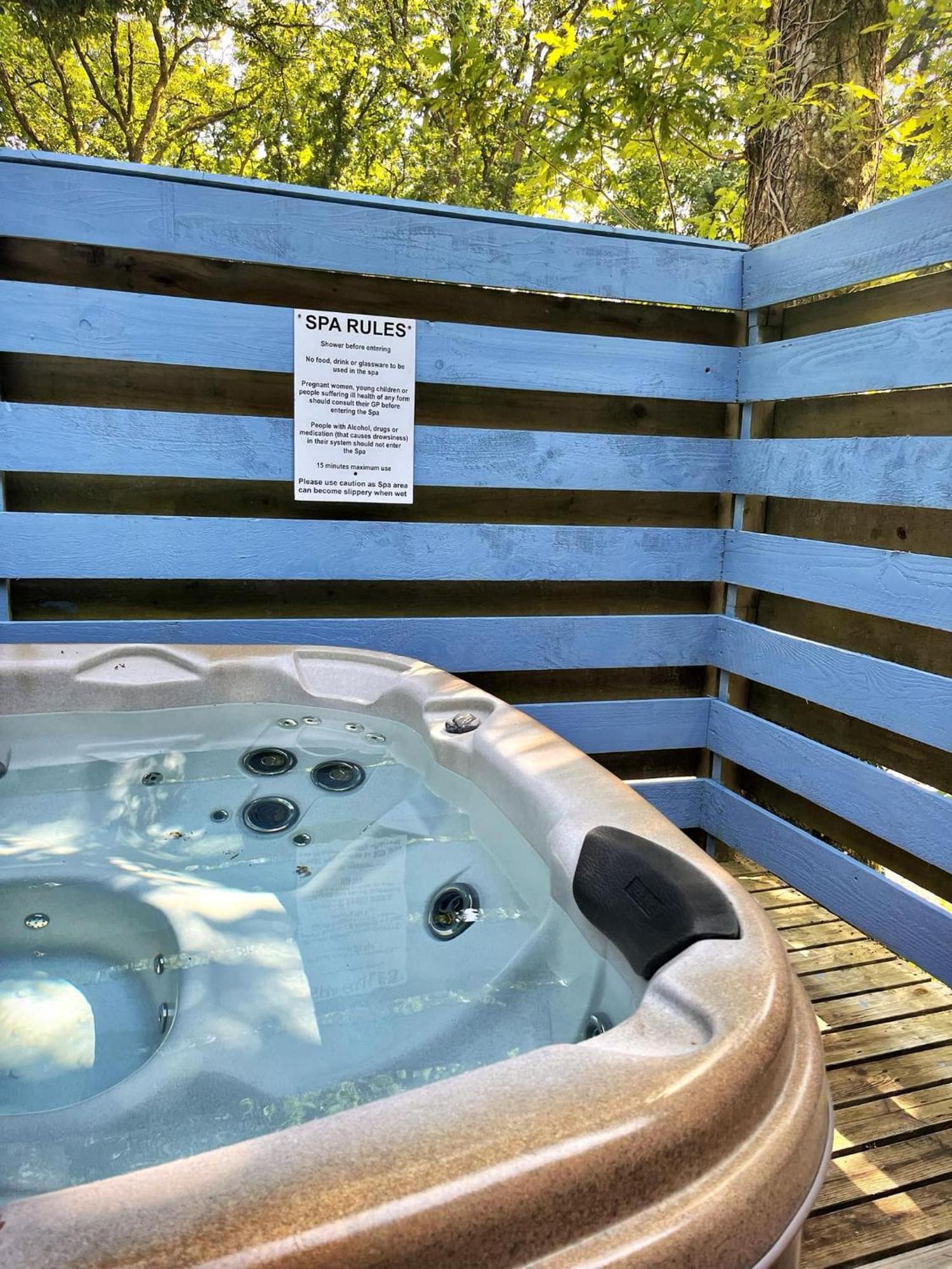 The Squirrel Lodge - Hot Tub - Pet Friendly - Pembrokeshire-Tenby 卡马森 外观 照片