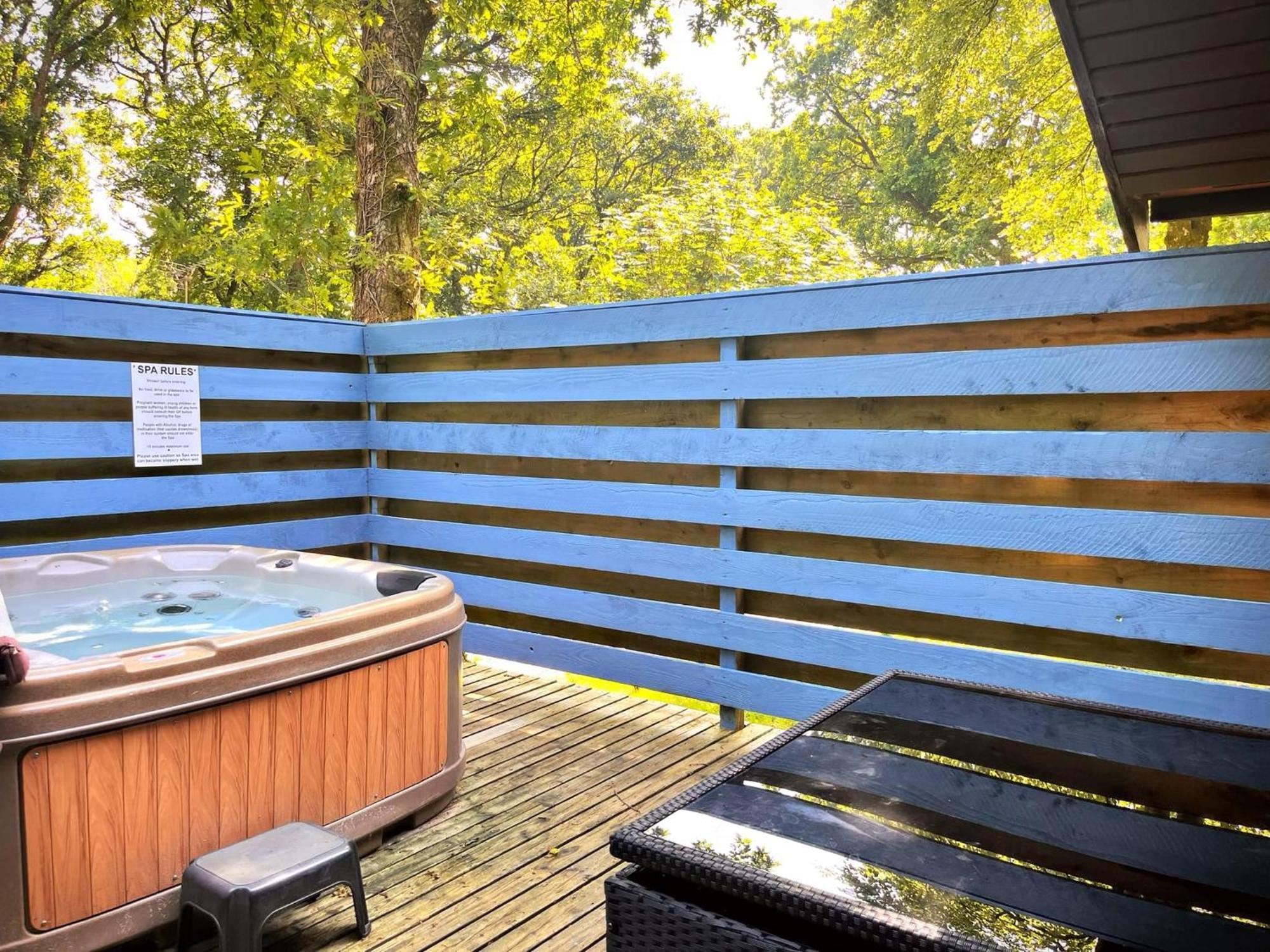 The Squirrel Lodge - Hot Tub - Pet Friendly - Pembrokeshire-Tenby 卡马森 外观 照片